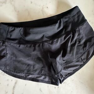Lululemon size 4 hotty hot low rise black and dark gray camo short like new